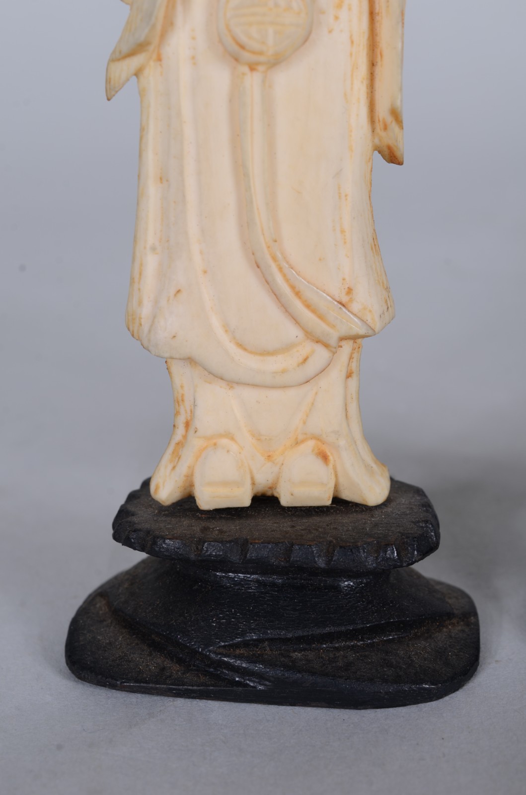 Duas esculturas de marfim representando figuras típicas, base de... - foto 5 de 11
