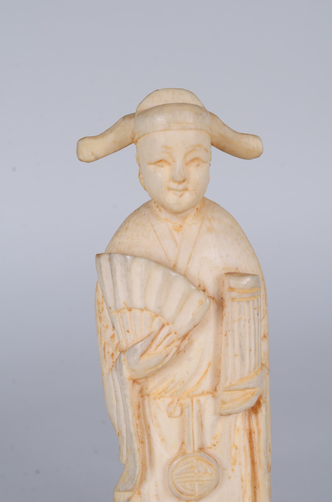 Duas esculturas de marfim representando figuras típicas, base de... - foto 6 de 11