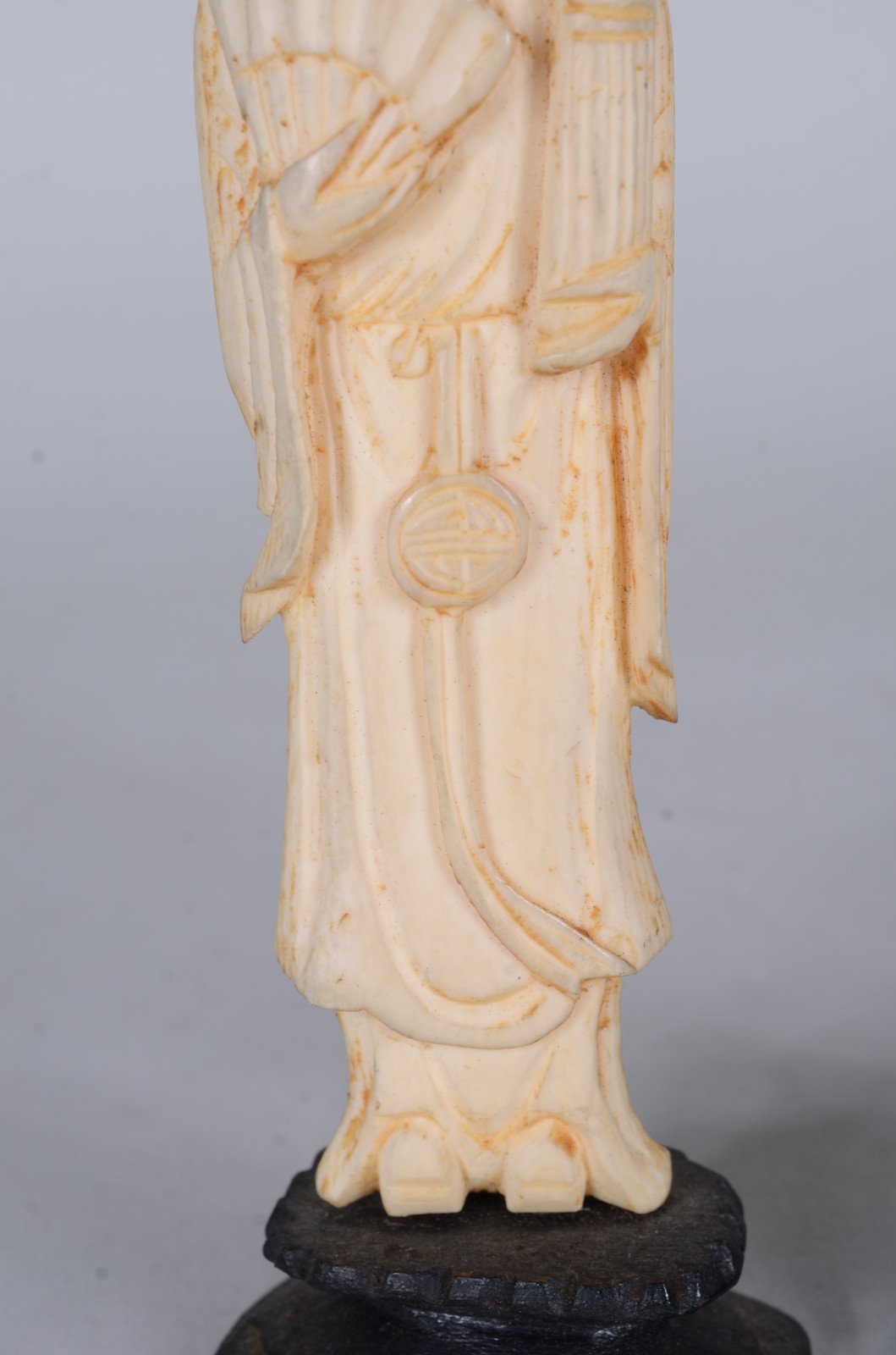 Duas esculturas de marfim representando figuras típicas, base de... - foto 7 de 11