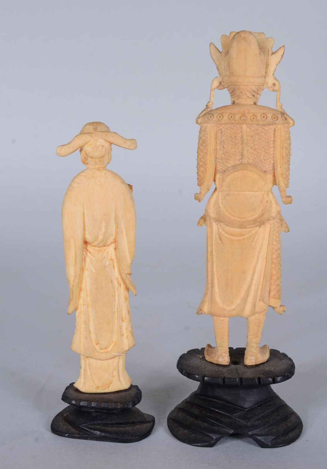 Duas esculturas de marfim representando figuras típicas, base de... - foto 8 de 11