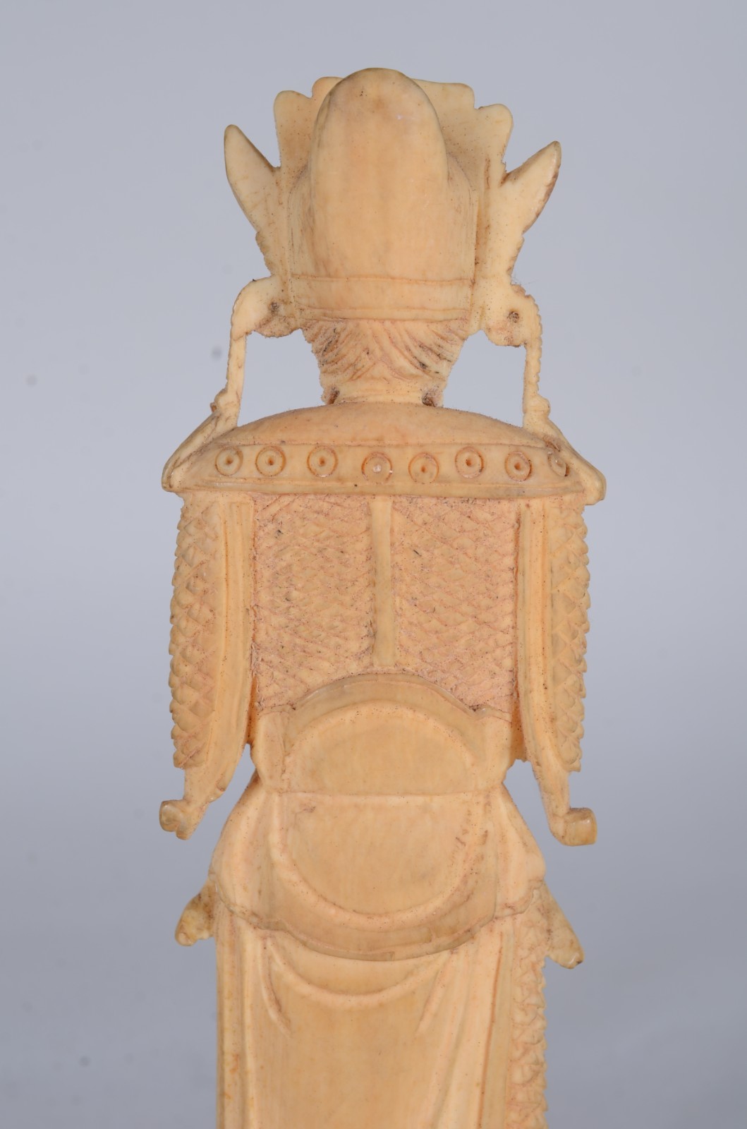Duas esculturas de marfim representando figuras típicas, base de... - foto 9 de 11