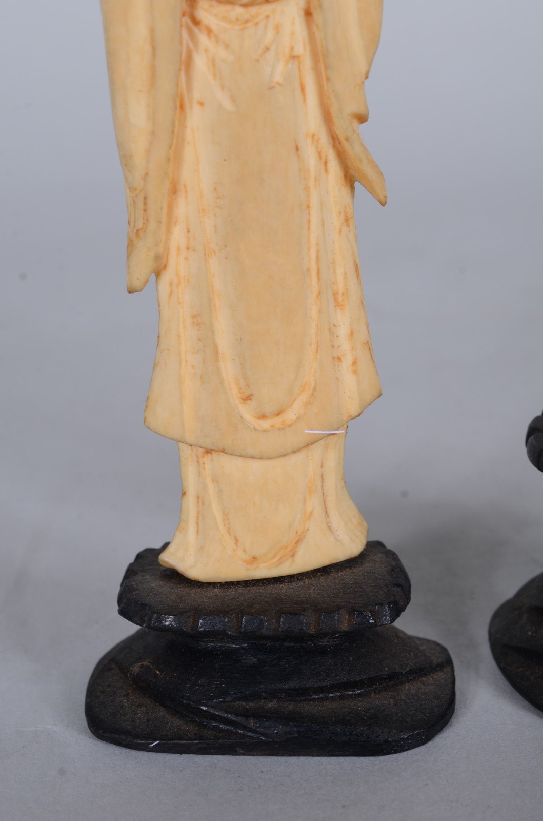 Duas esculturas de marfim representando figuras típicas, base de... - foto 10 de 11