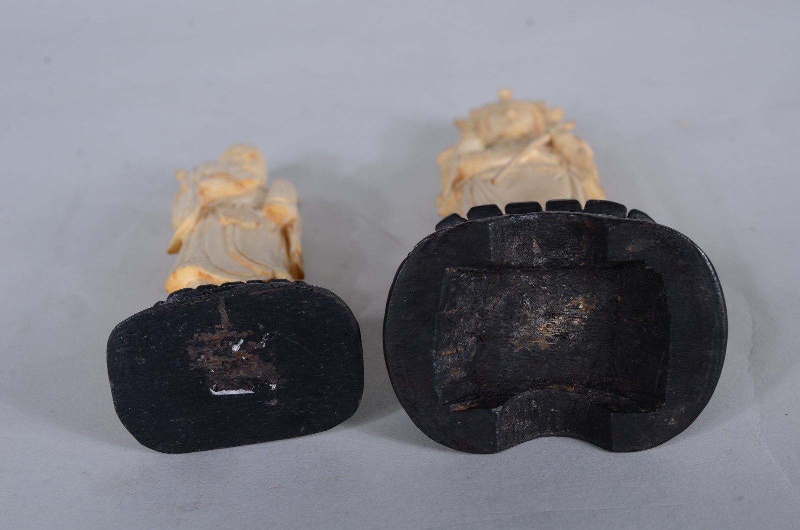Duas esculturas de marfim representando figuras típicas, base de... - foto 11 de 11