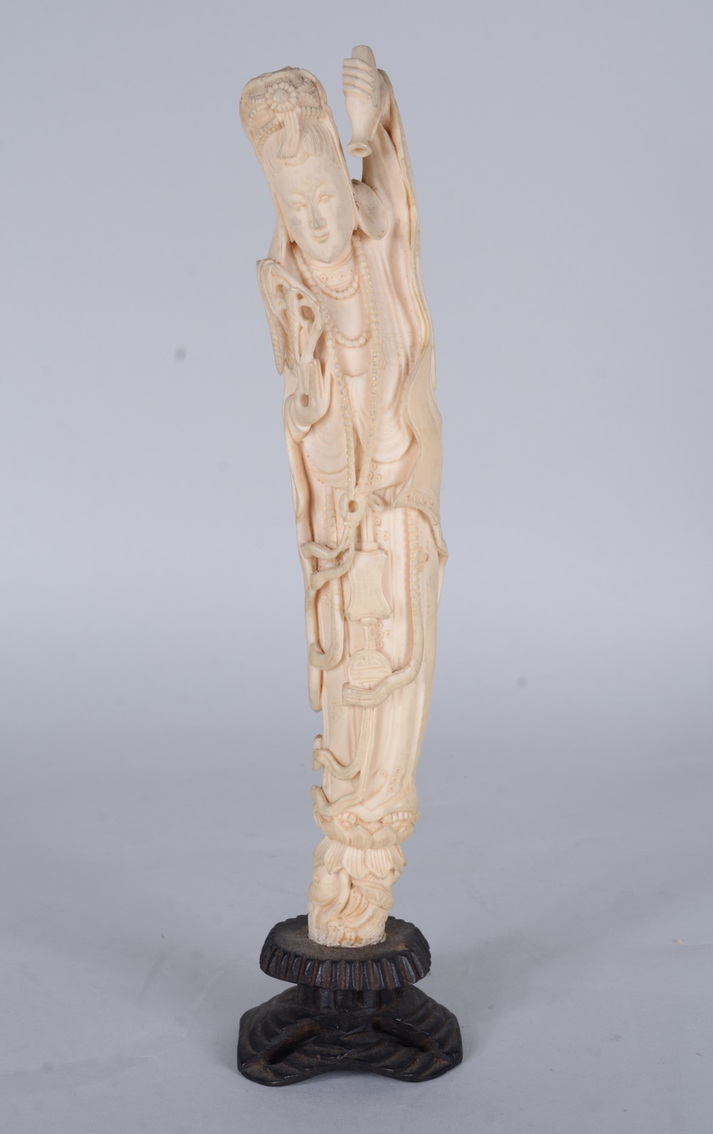 Escultura de marfim, base de madeira. - foto 1 de 10