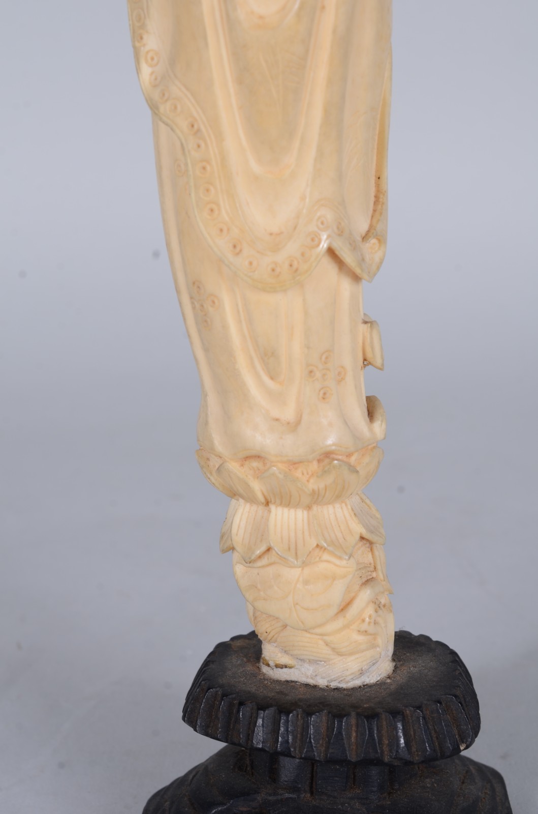 Escultura de marfim, base de madeira. - foto 9 de 10