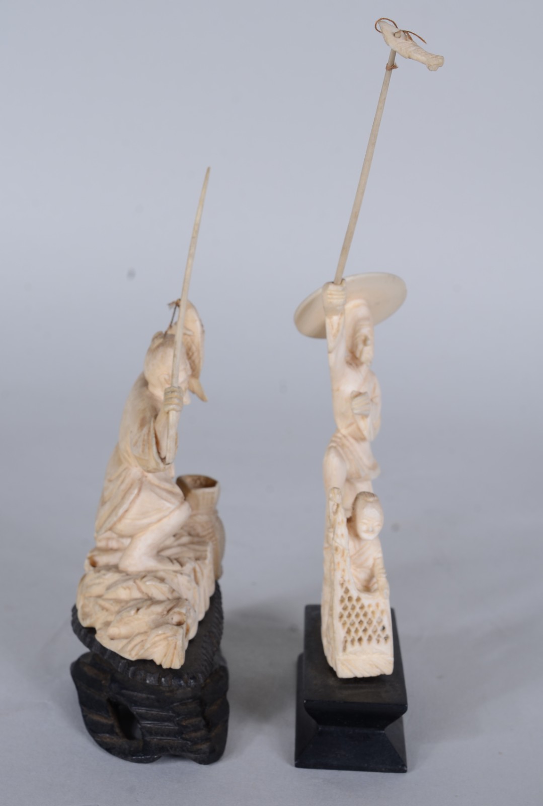Duas esculturas de marfim representando 2 pescadores, base de madeira. - foto 4 de 7