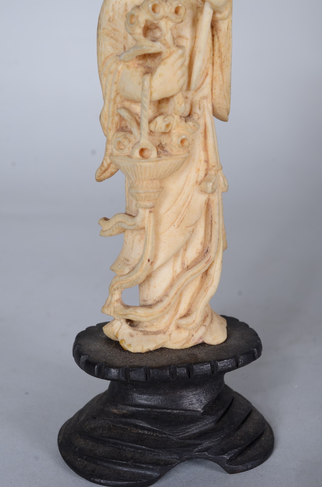 Escultura de marfim representando Gueixa, base de madeira. - foto 4 de 8