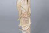 Escultura de marfim representando Gueixa, base ... - Escultura de marfim representando Gueixa, base de madeira.