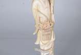 Escultura de marfim representando Gueixa, base ... - Escultura de marfim representando Gueixa, base de madeira.