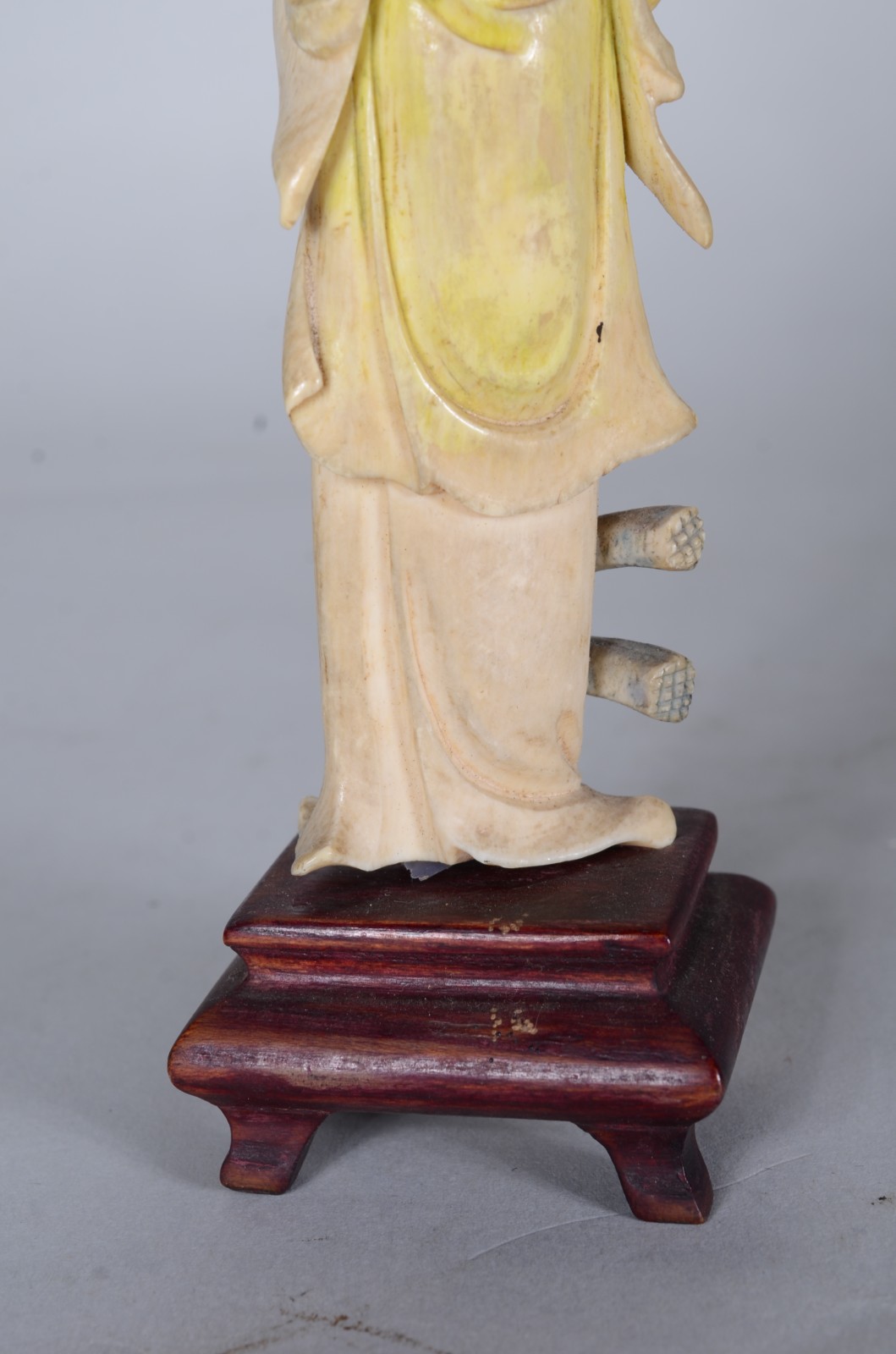 Escultura de marfim representando Gueixa, base de madeira. - foto 7 de 10