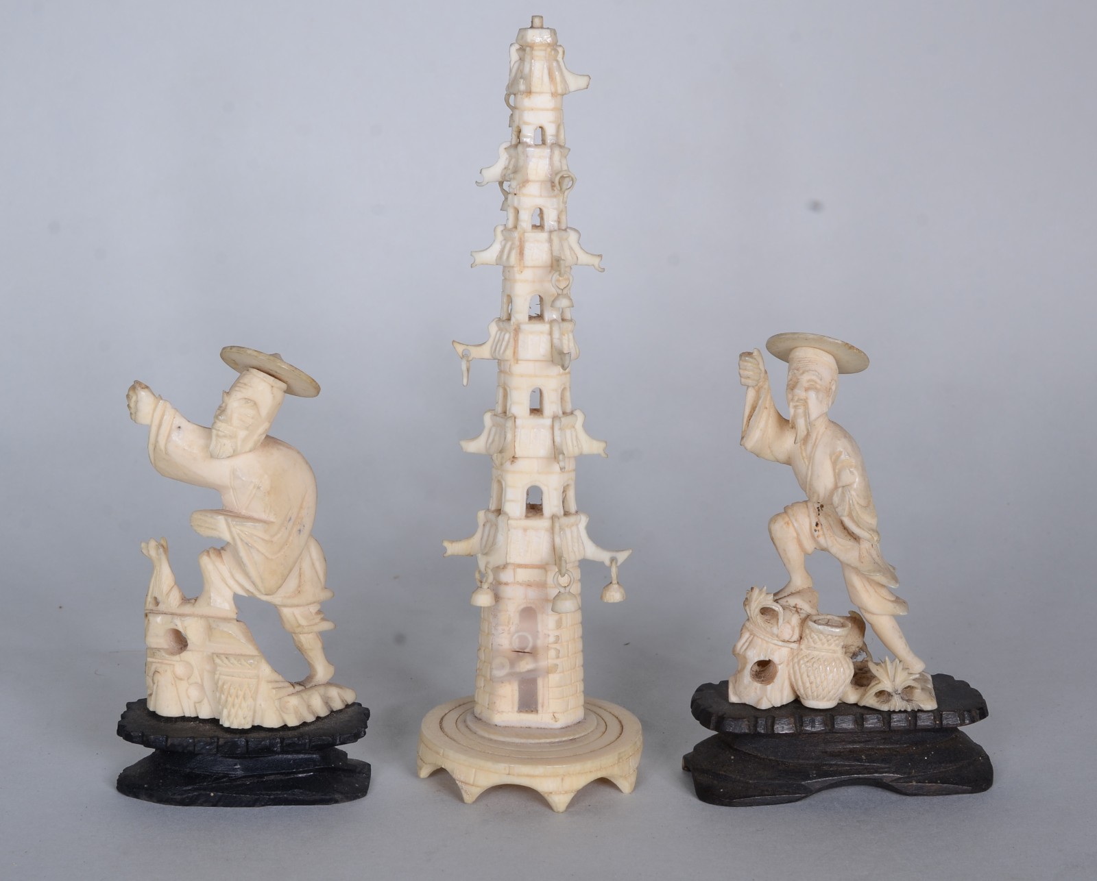 Três peças de marfim, sendo: 2 figuras típicas e escultura... - foto 1 de 6