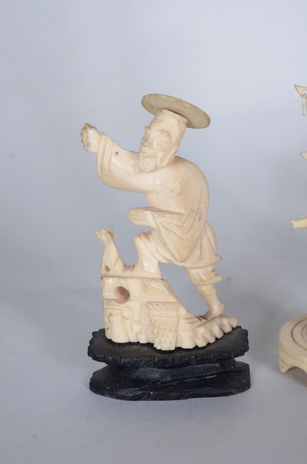 Três peças de marfim, sendo: 2 figuras típicas e escultura... - foto 2 de 6