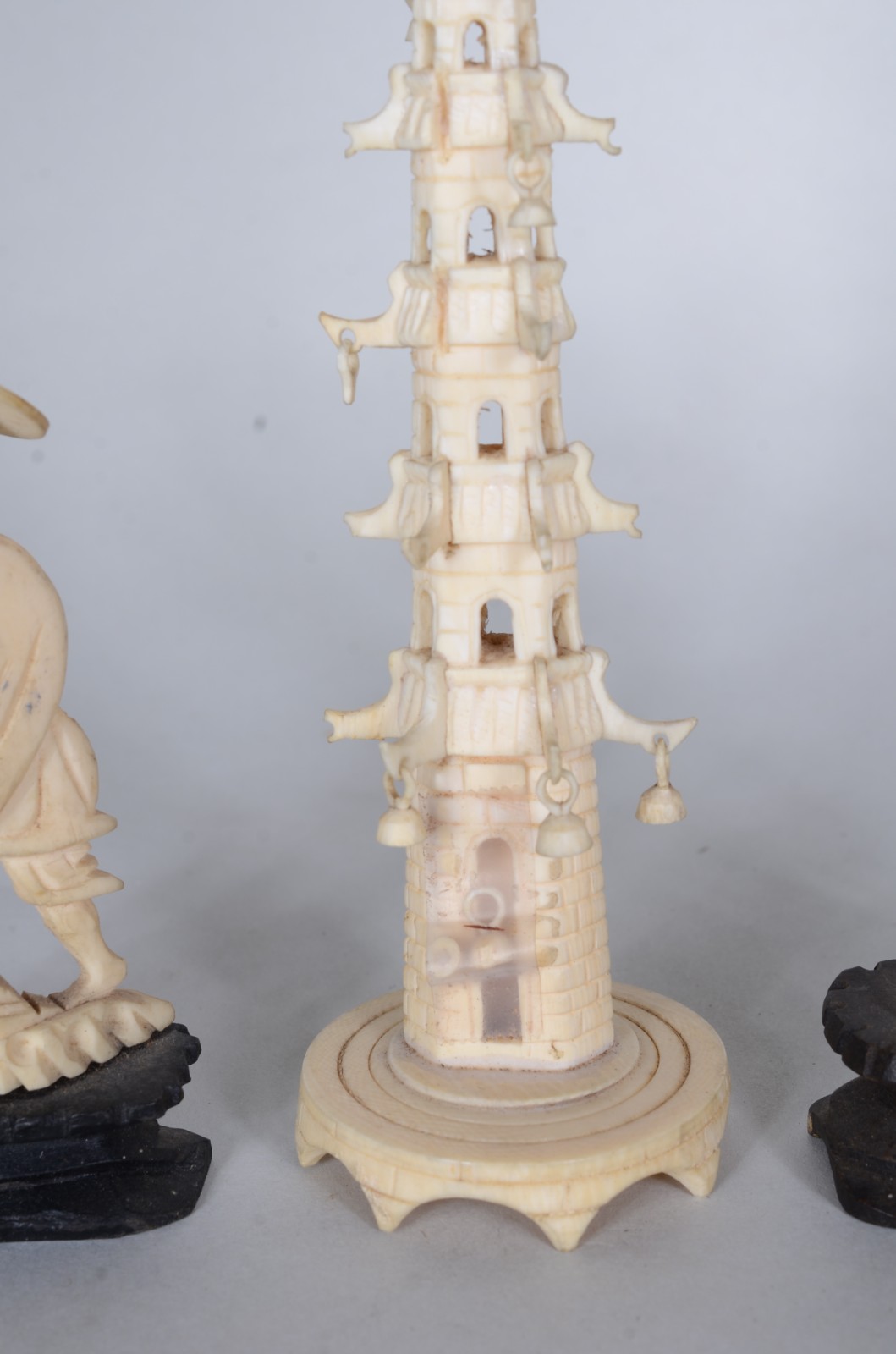 Três peças de marfim, sendo: 2 figuras típicas e escultura... - foto 3 de 6
