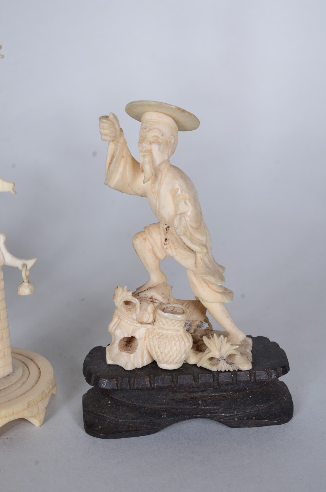 Três peças de marfim, sendo: 2 figuras típicas e escultura... - foto 4 de 6