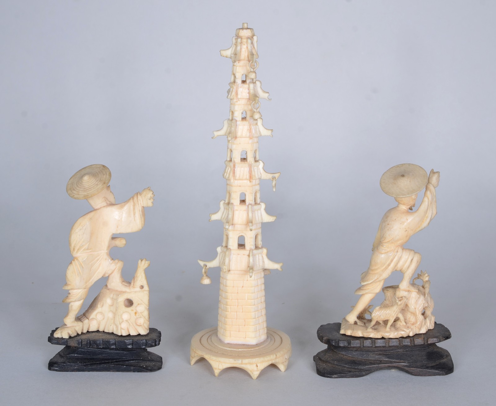 Três peças de marfim, sendo: 2 figuras típicas e escultura... - foto 6 de 6