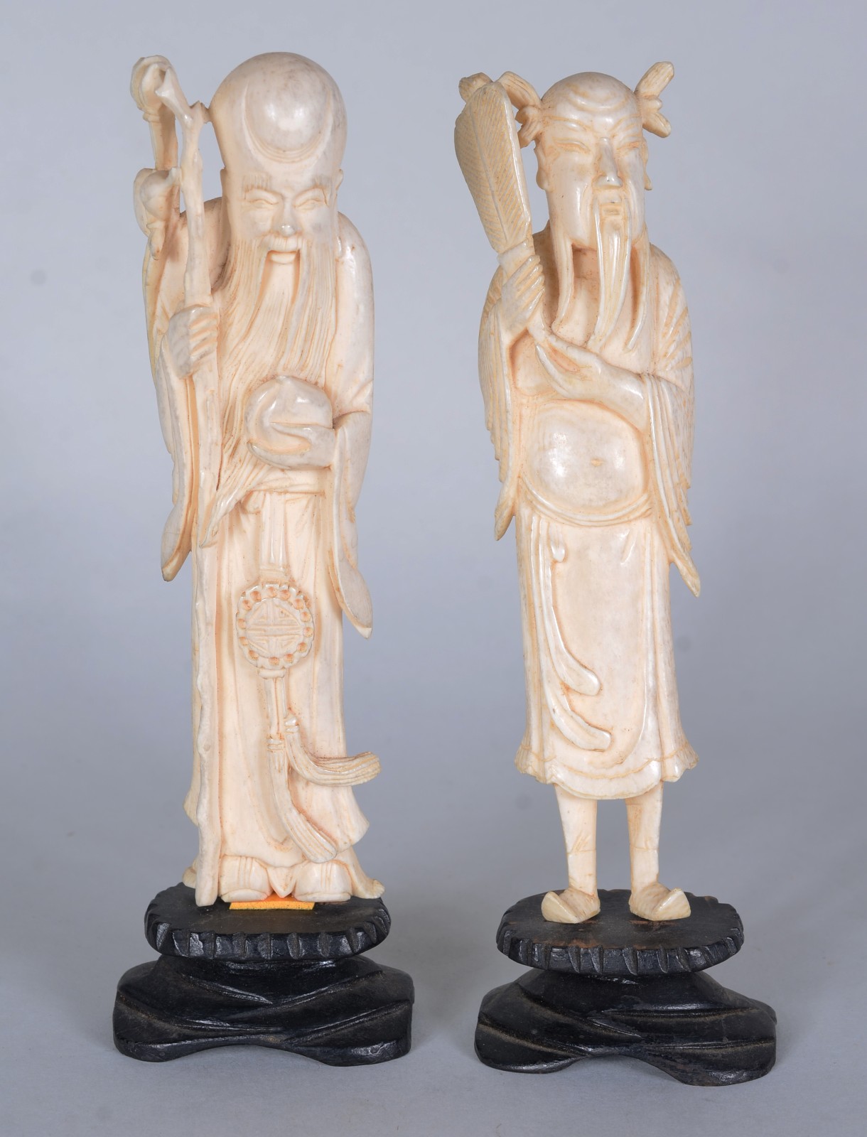 Duas esculturas de marfim representando "sábios", bases de madeira. - foto 1 de 7