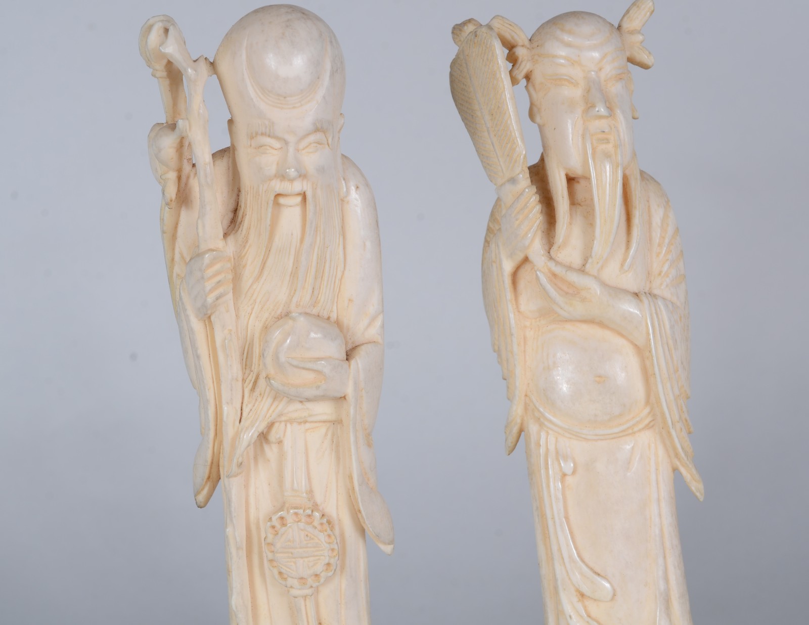 Duas esculturas de marfim representando "sábios", bases de madeira. - foto 3 de 7