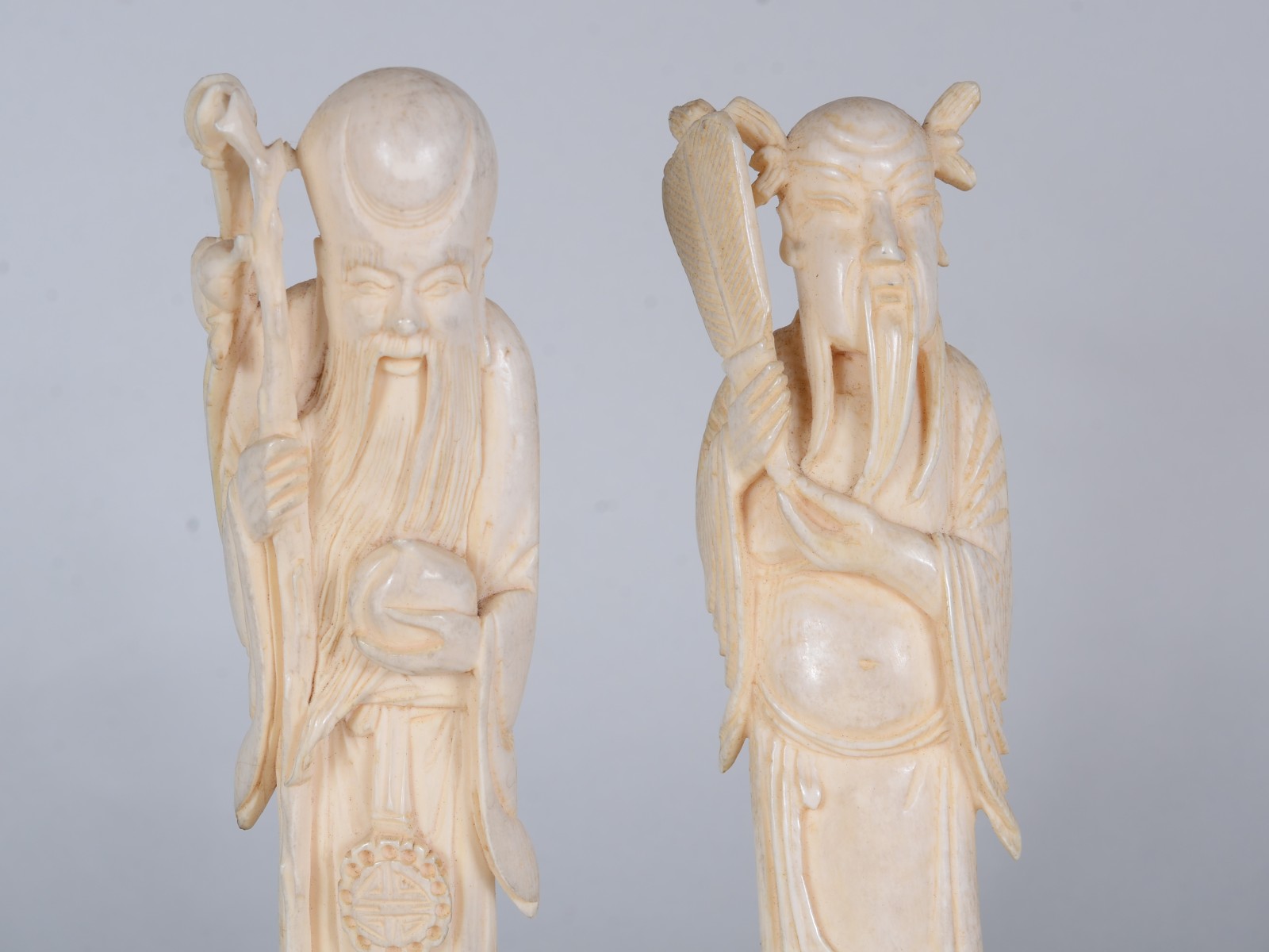 Duas esculturas de marfim representando "sábios", bases de madeira. - foto 4 de 7