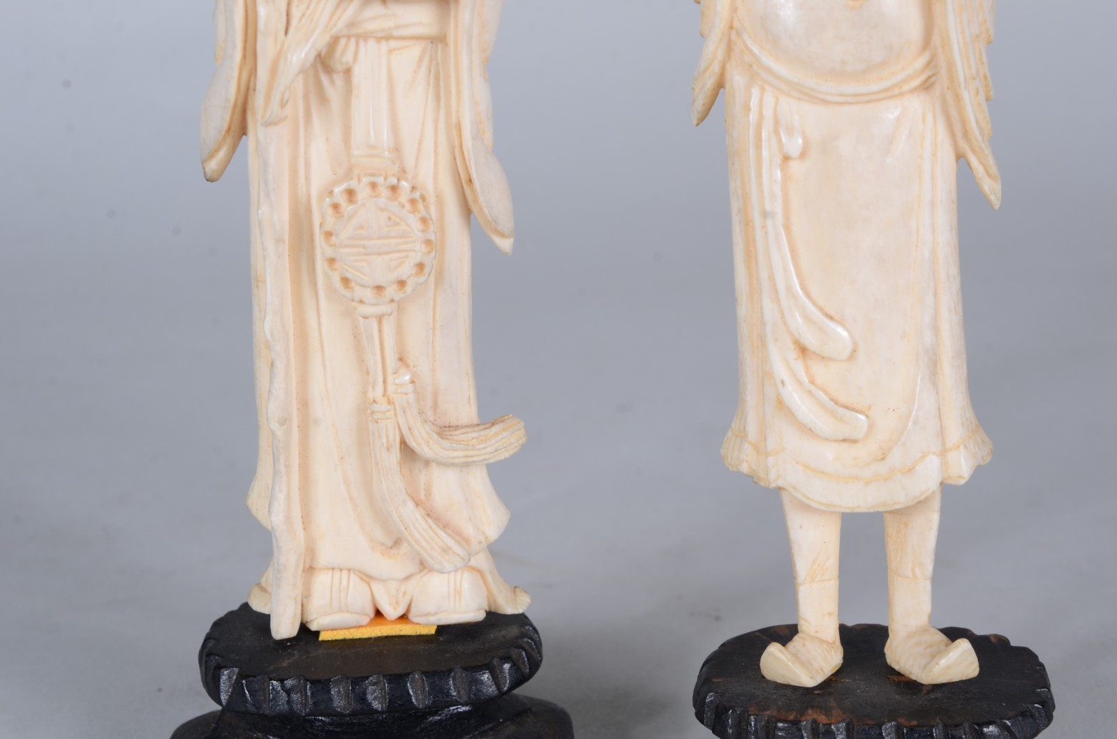 Duas esculturas de marfim representando "sábios", bases de madeira. - foto 6 de 7
