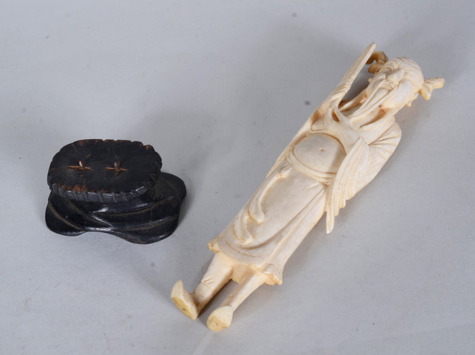 Duas esculturas de marfim representando "sábios", bases de madeira. - foto 7 de 7