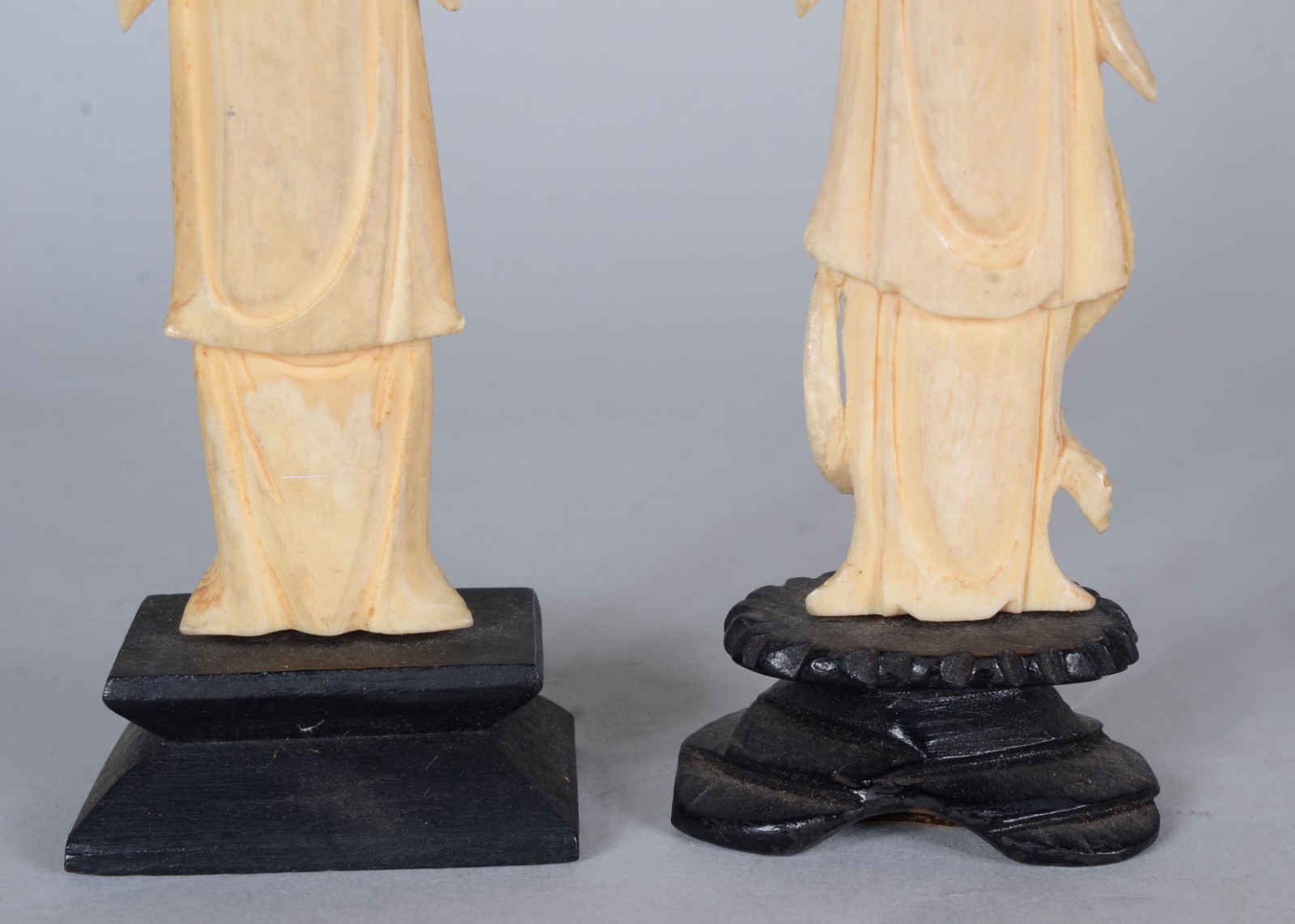 Duas esculturas de marfim representando Gueixa e "sábio", base de... - foto 6 de 8