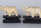 Três peças de marfim, sendo: 2 elefantes com ba... - Três peças de marfim, sendo: 2 elefantes com base de madeira e abridor de cartas com elefantes em relevo.
