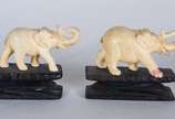 Três peças de marfim, sendo: 2 elefantes com ba... - Três peças de marfim, sendo: 2 elefantes com base de madeira e abridor de cartas com elefantes em relevo.