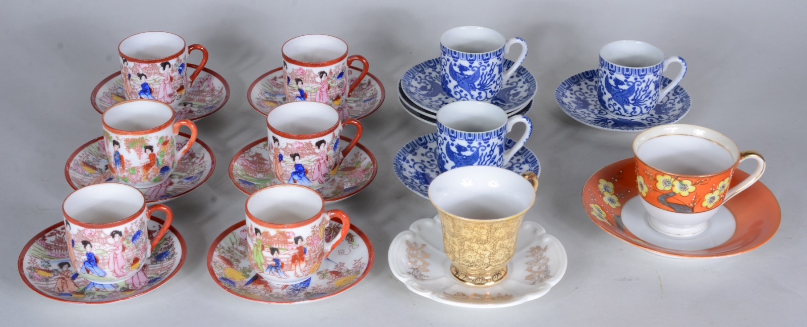Onze xícaras com pires de porcelana, diversas procedências. - foto 1 de 8