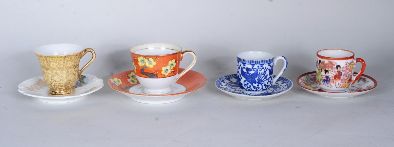 Onze xícaras com pires de porcelana, diversas procedências. - foto 2 de 8