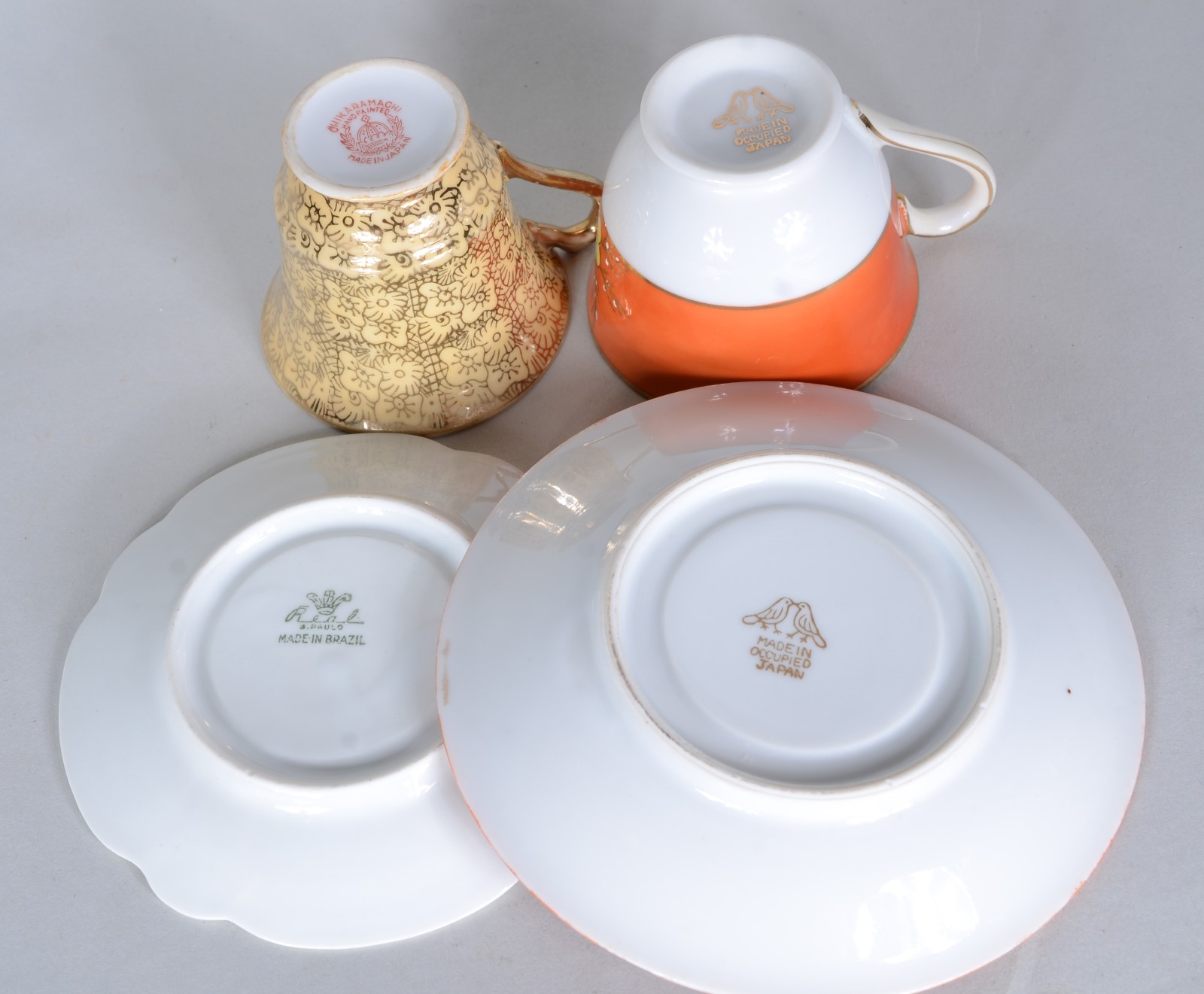 Onze xícaras com pires de porcelana, diversas procedências. - foto 3 de 8