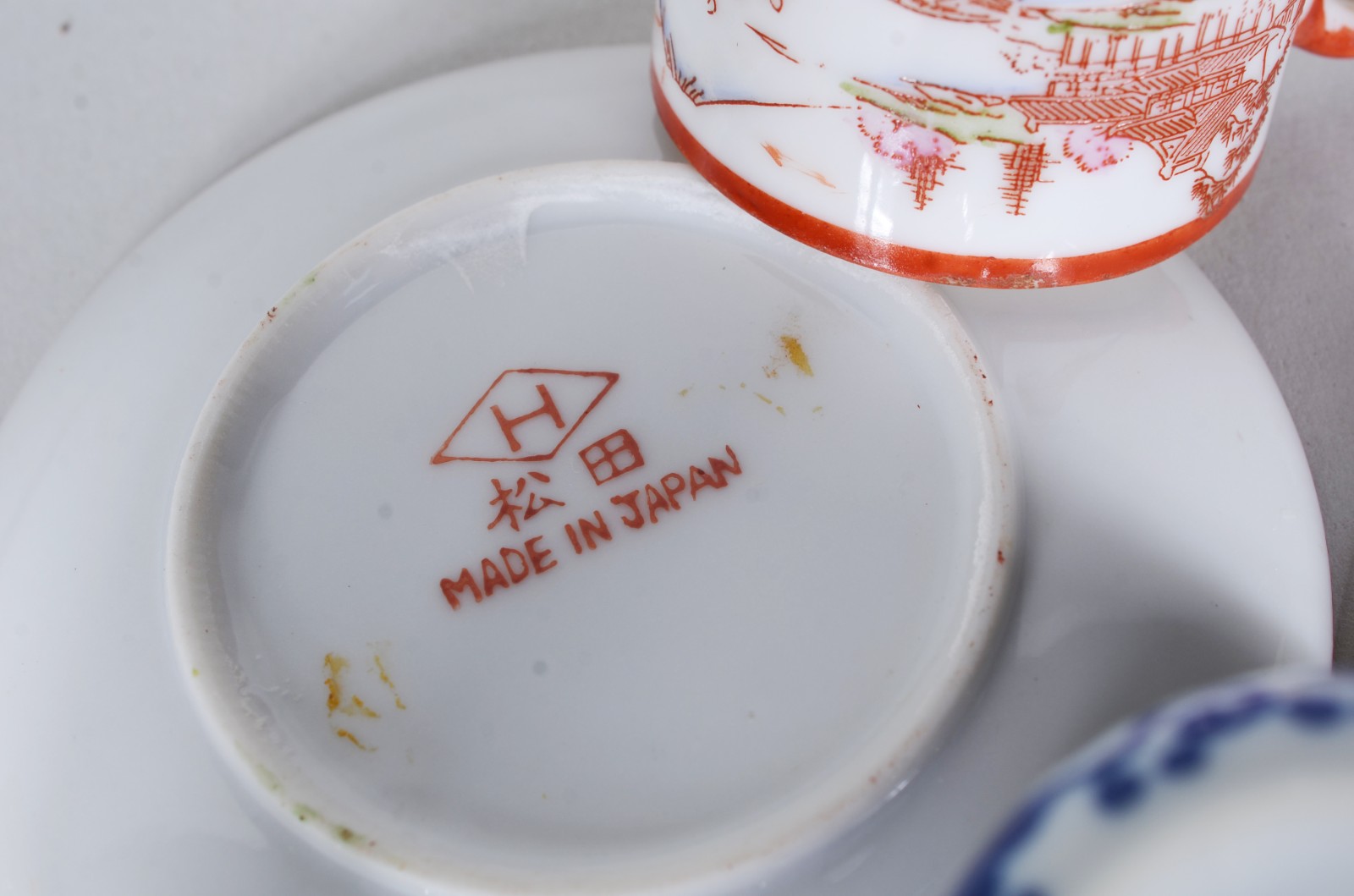 Onze xícaras com pires de porcelana, diversas procedências. - foto 4 de 8