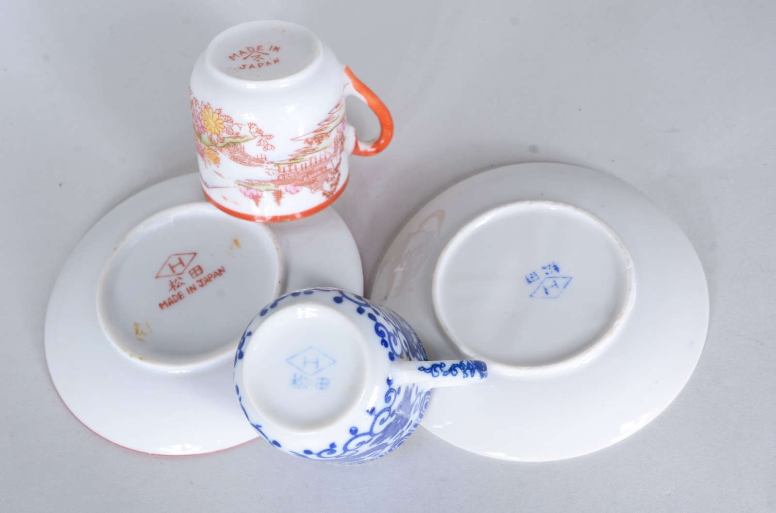 Onze xícaras com pires de porcelana, diversas procedências. - foto 5 de 8