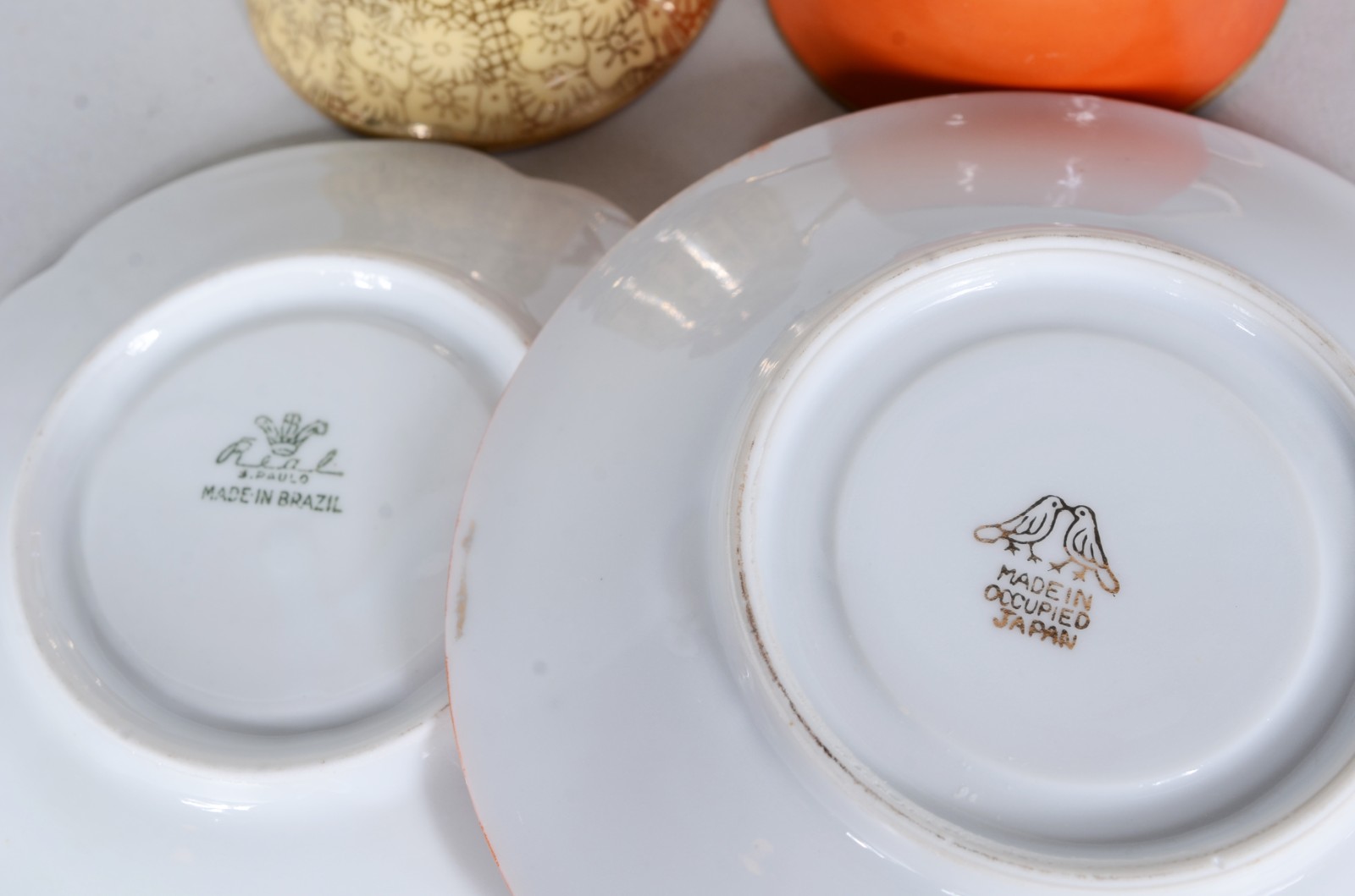 Onze xícaras com pires de porcelana, diversas procedências. - foto 6 de 8