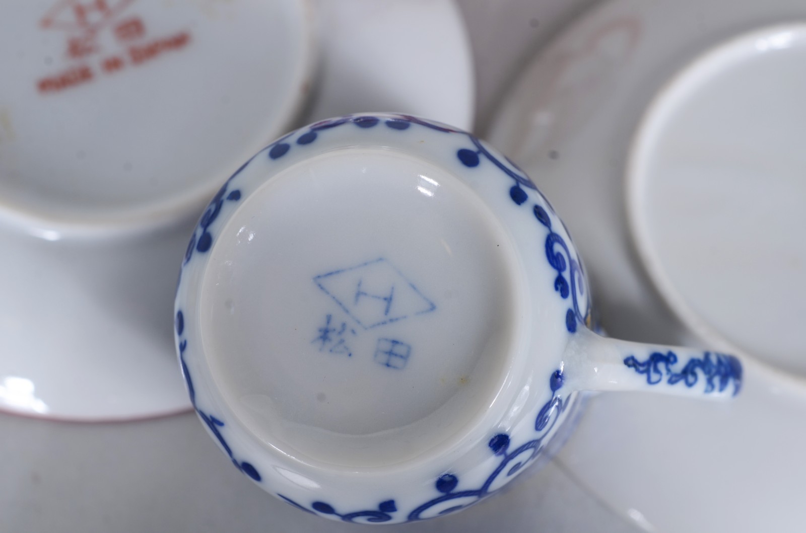 Onze xícaras com pires de porcelana, diversas procedências. - foto 7 de 8