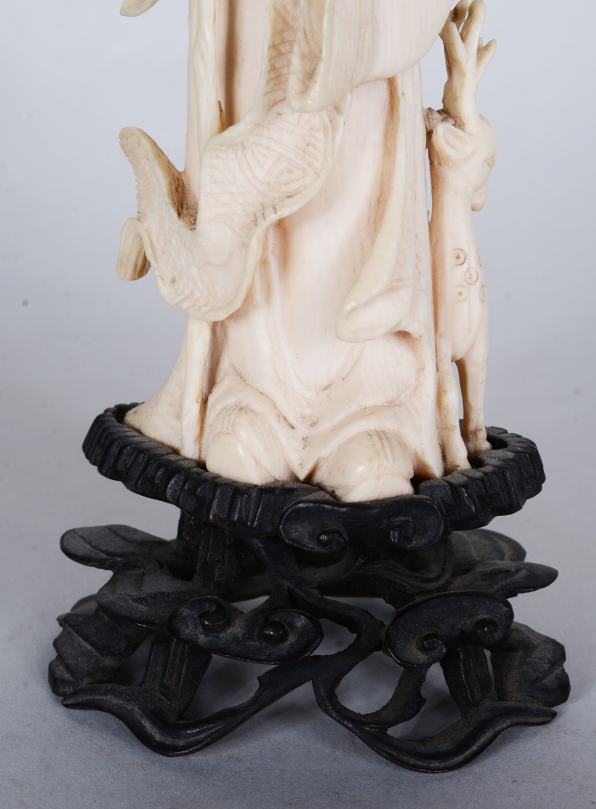 Estatueta de marfim representando sábio com pêssego e pequeno animal... - foto 2 de 8