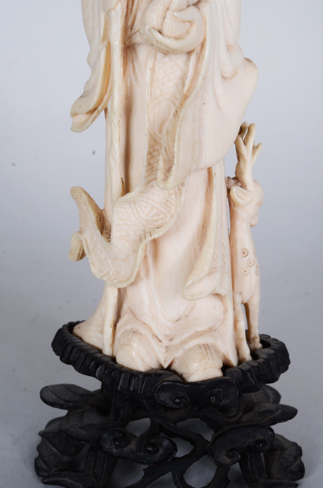 Estatueta de marfim representando sábio com pêssego e pequeno animal... - foto 3 de 8