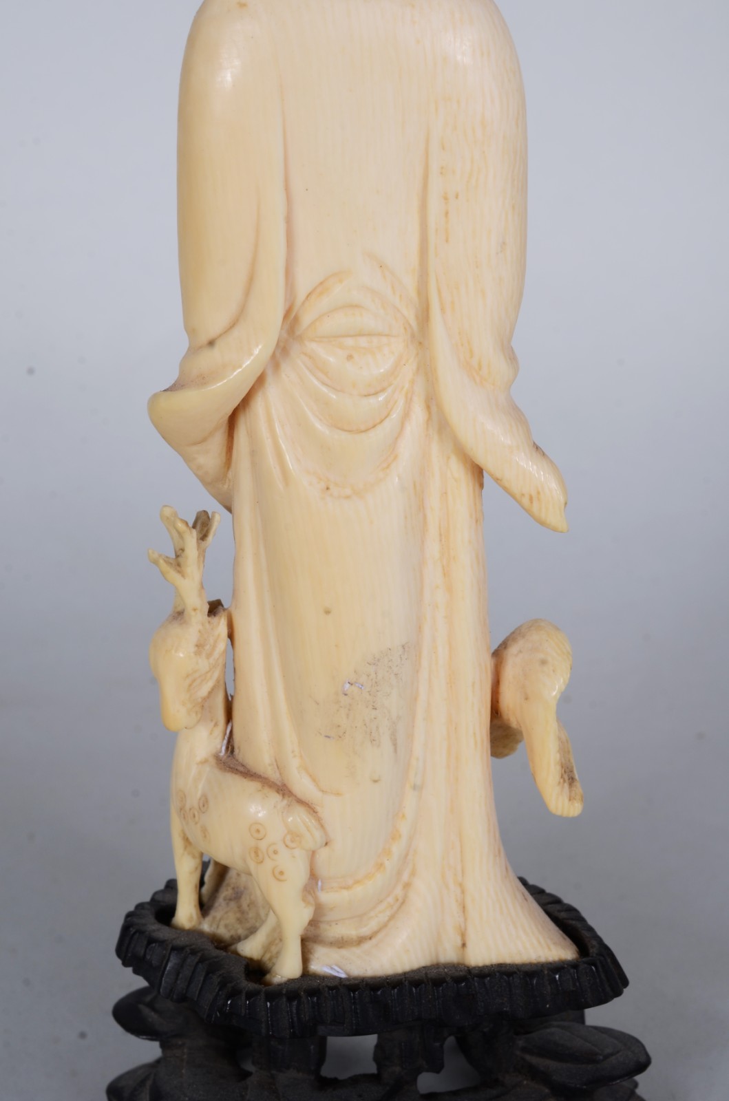 Estatueta de marfim representando sábio com pêssego e pequeno animal... - foto 7 de 8