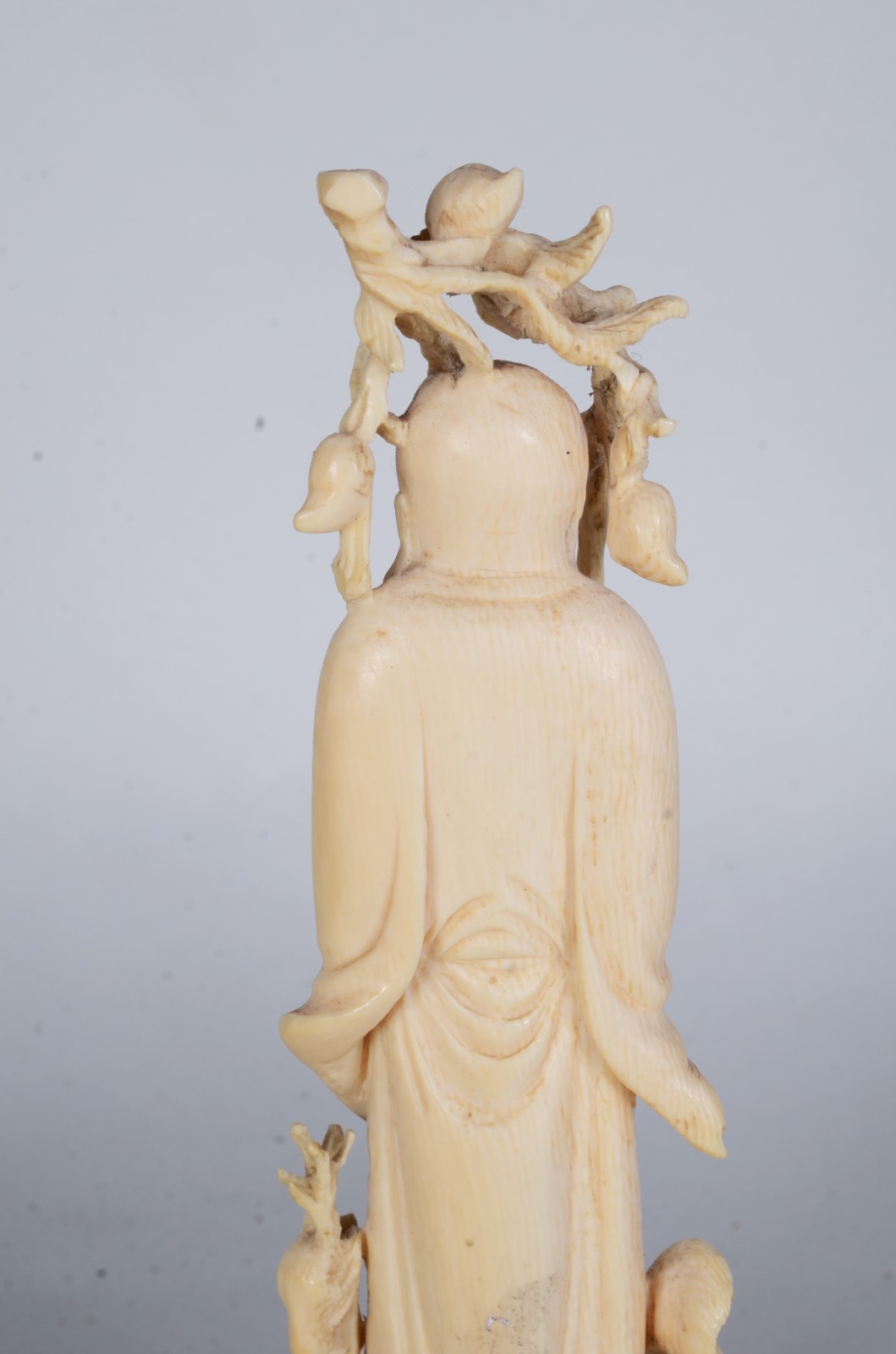 Estatueta de marfim representando sábio com pêssego e pequeno animal... - foto 8 de 8