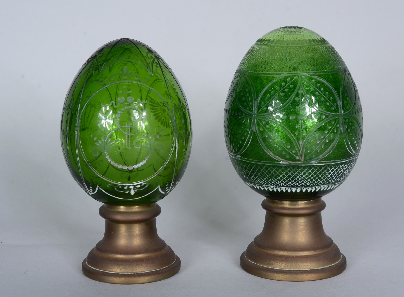 Duas pinhas de cristal verde lapidado. Bases de bronze. - foto 1 de 8