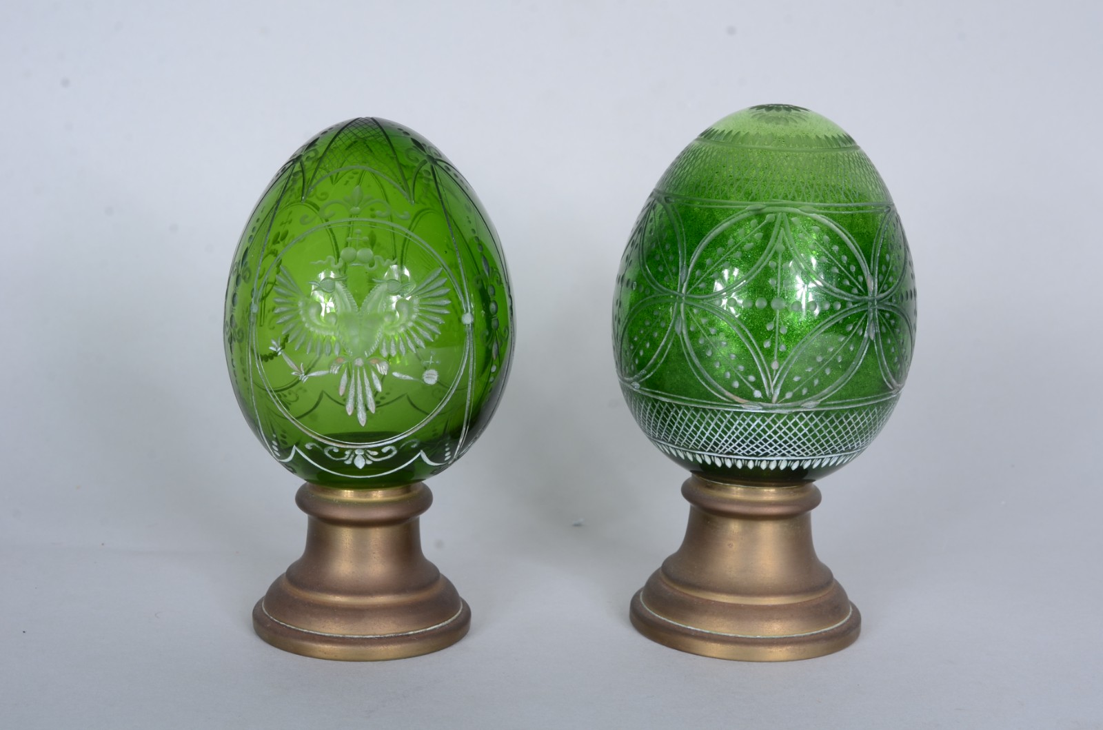 Duas pinhas de cristal verde lapidado. Bases de bronze. - foto 4 de 8