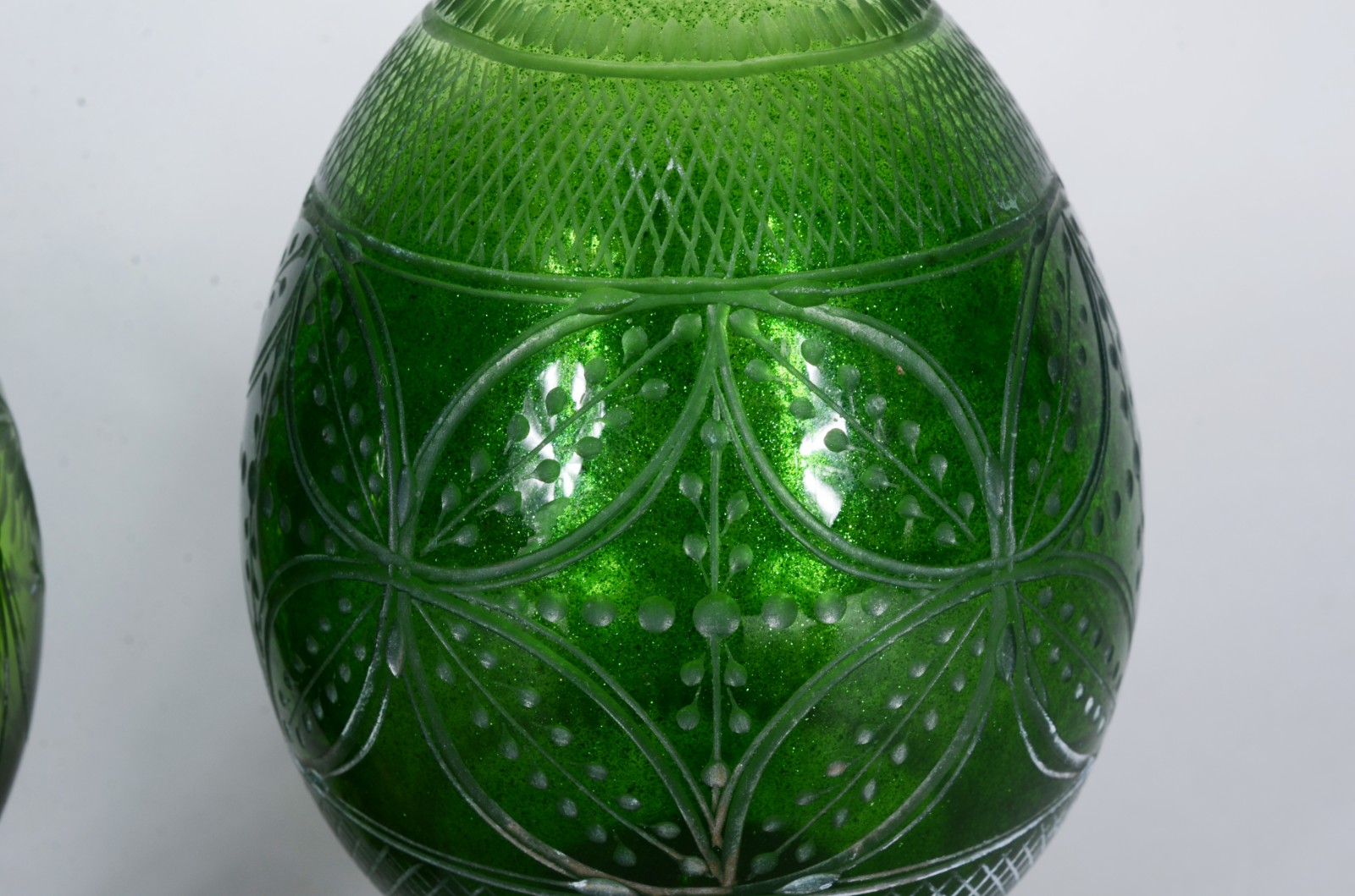 Duas pinhas de cristal verde lapidado. Bases de bronze. - foto 6 de 8