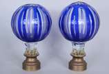 Par de antigas pinhas de cristal doublé azul la... - Par de antigas pinhas de cristal doublé azul lapidado. Bases de bronze.