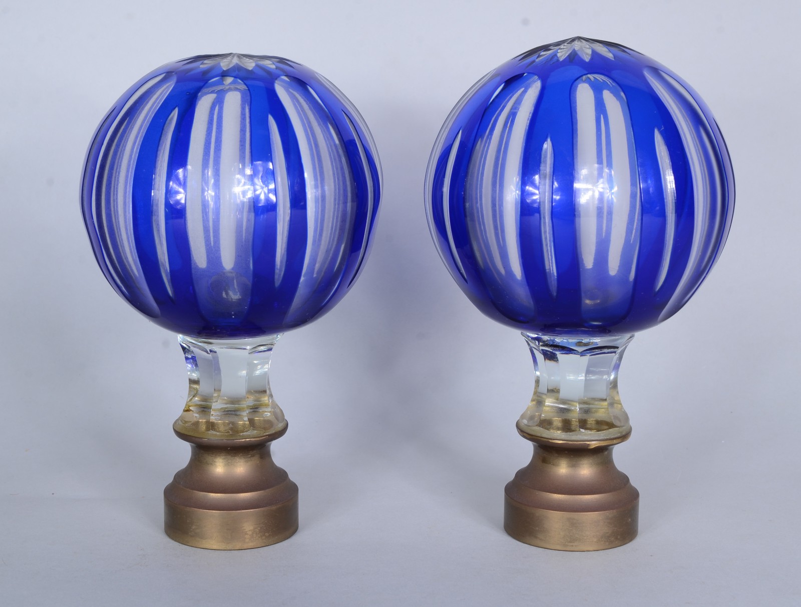 Par de antigas pinhas de cristal doublé azul lapidado. Bases de... - foto 1 de 5