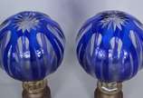 Par de antigas pinhas de cristal doublé azul la... - Par de antigas pinhas de cristal doublé azul lapidado. Bases de bronze.