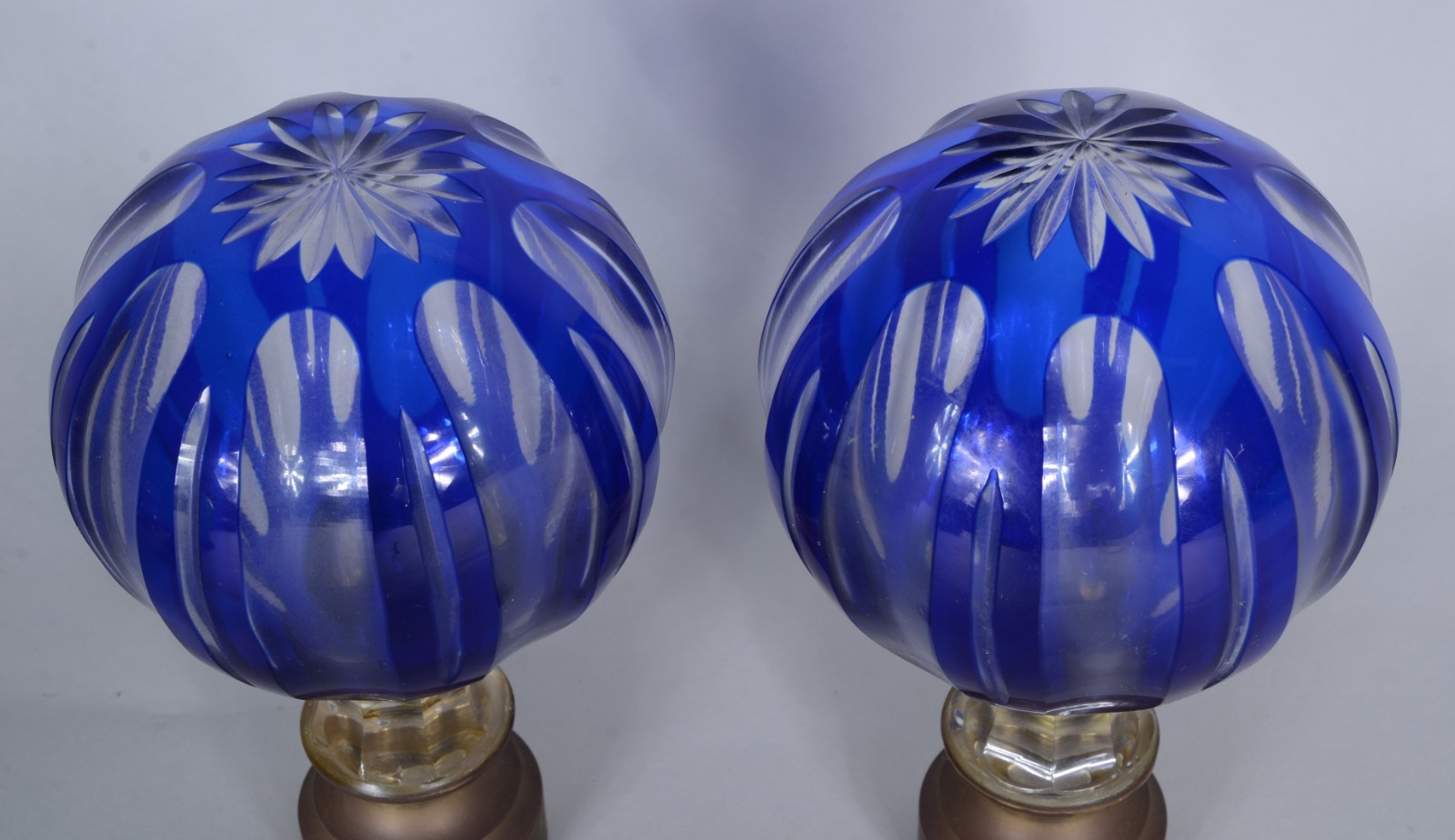 Par de antigas pinhas de cristal doublé azul lapidado. Bases de... - foto 2 de 5