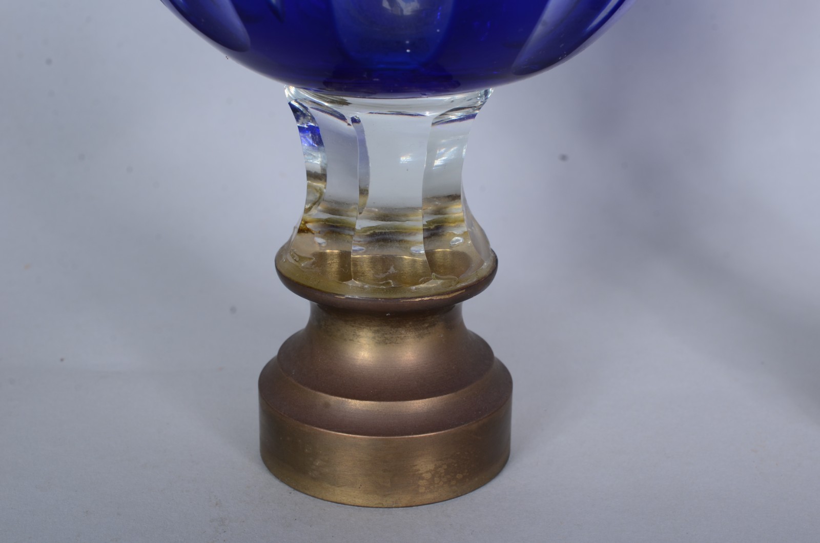 Par de antigas pinhas de cristal doublé azul lapidado. Bases de... - foto 3 de 5