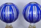 Par de antigas pinhas de cristal doublé azul la... - Par de antigas pinhas de cristal doublé azul lapidado. Bases de bronze.