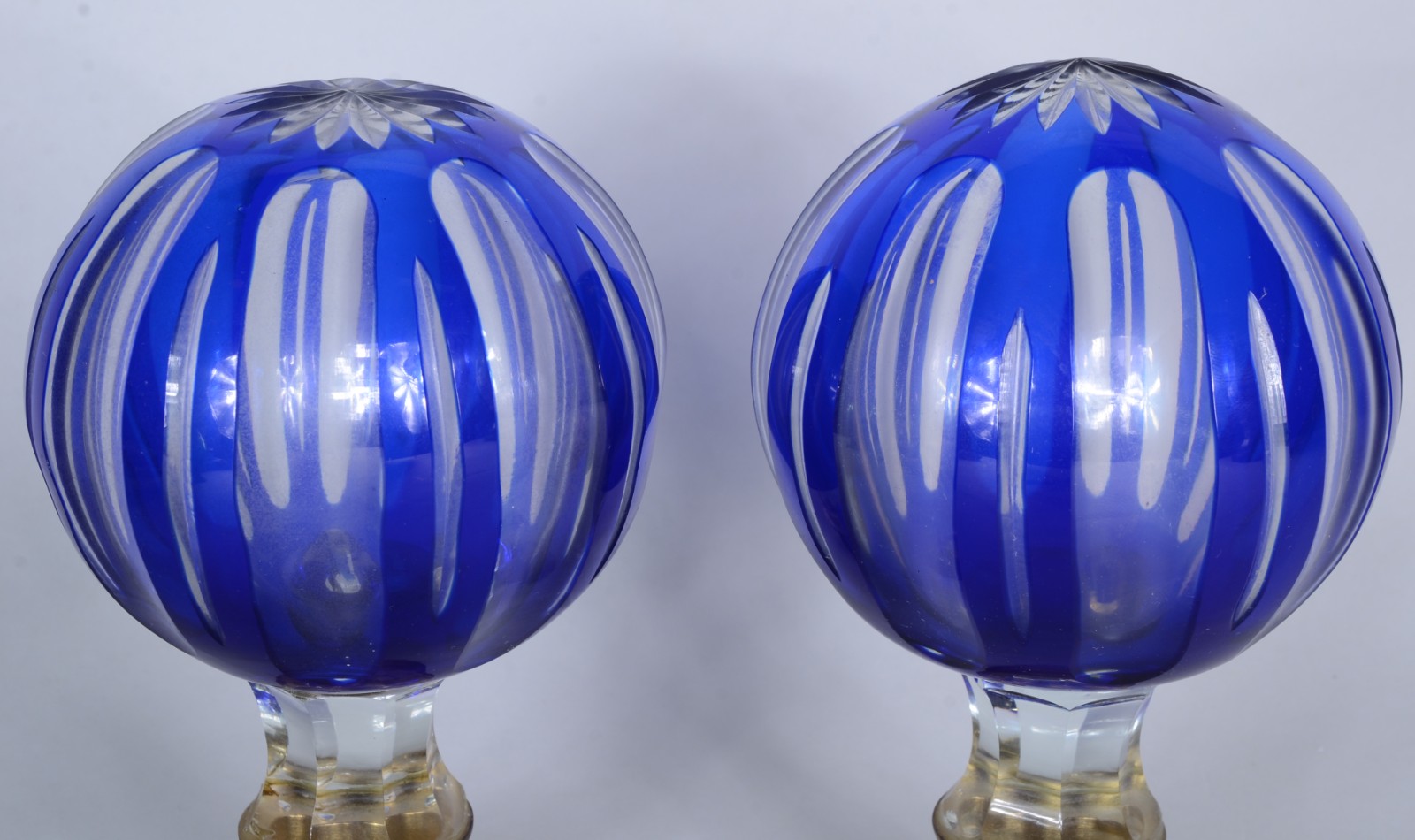 Par de antigas pinhas de cristal doublé azul lapidado. Bases de... - foto 4 de 5