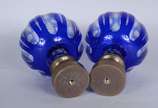 Par de antigas pinhas de cristal doublé azul la... - Par de antigas pinhas de cristal doublé azul lapidado. Bases de bronze.