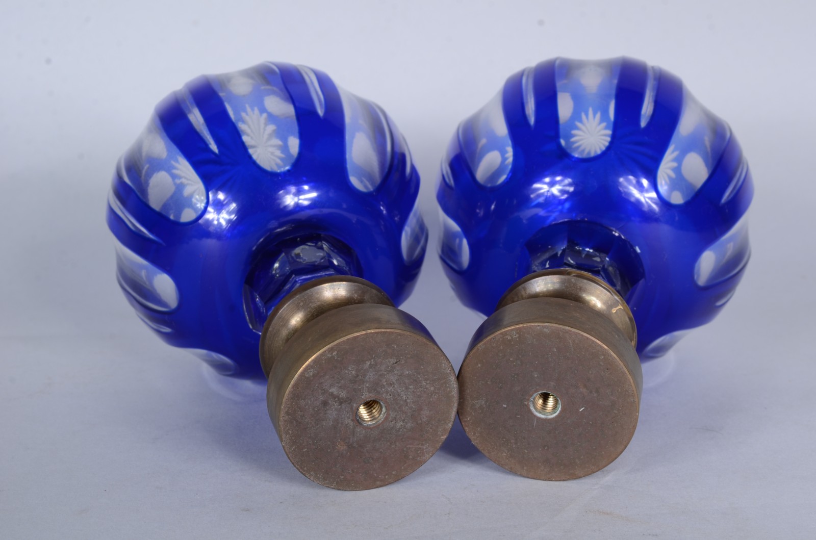 Par de antigas pinhas de cristal doublé azul lapidado. Bases de... - foto 5 de 5